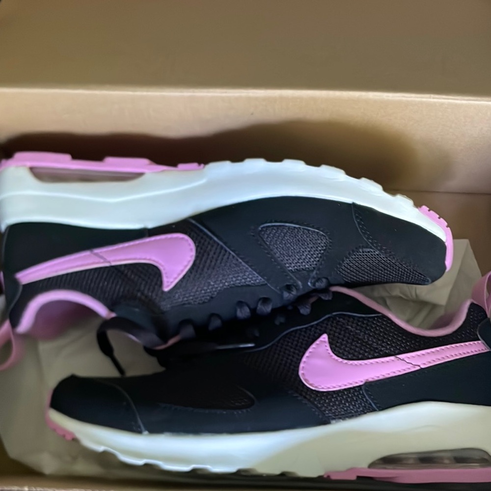 New Women’s NIKE AIR MAX MUSE Black and Light Magenta Athletic Sneakers